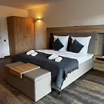 East-riverside Boardinghouse Hotel