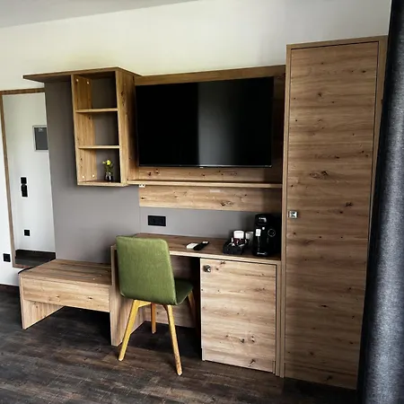 East-riverside Boardinghouse Hotel *