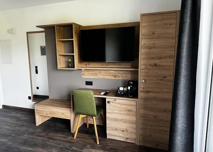 East-riverside Boardinghouse Hotel *