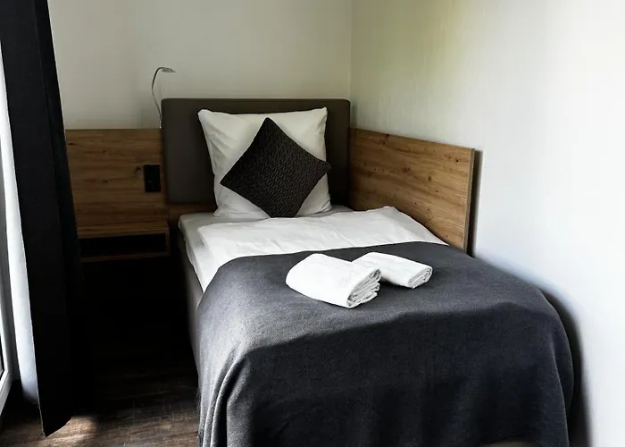 East-riverside Boardinghouse Hotel *