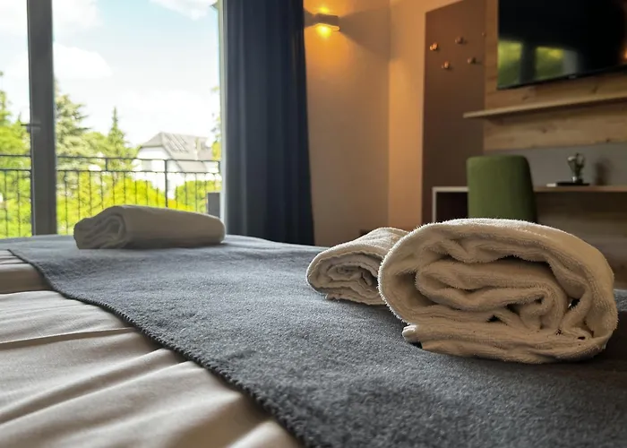 East-riverside Boardinghouse Hotel *