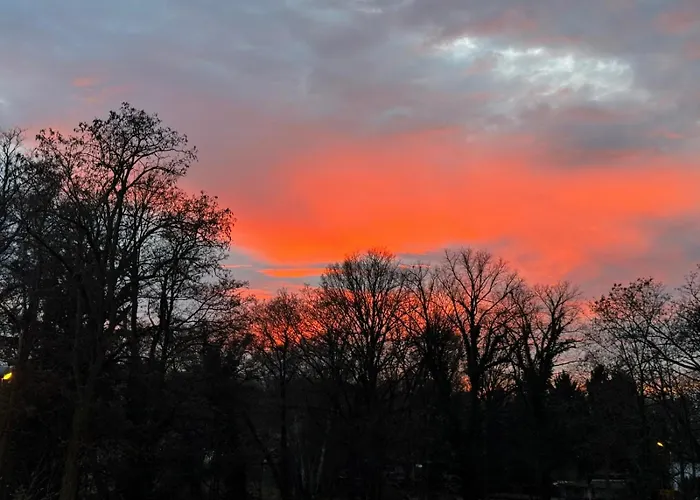 East-riverside Boardinghouse Hotel