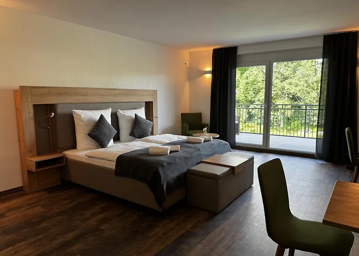 East-riverside Boardinghouse Hotel *